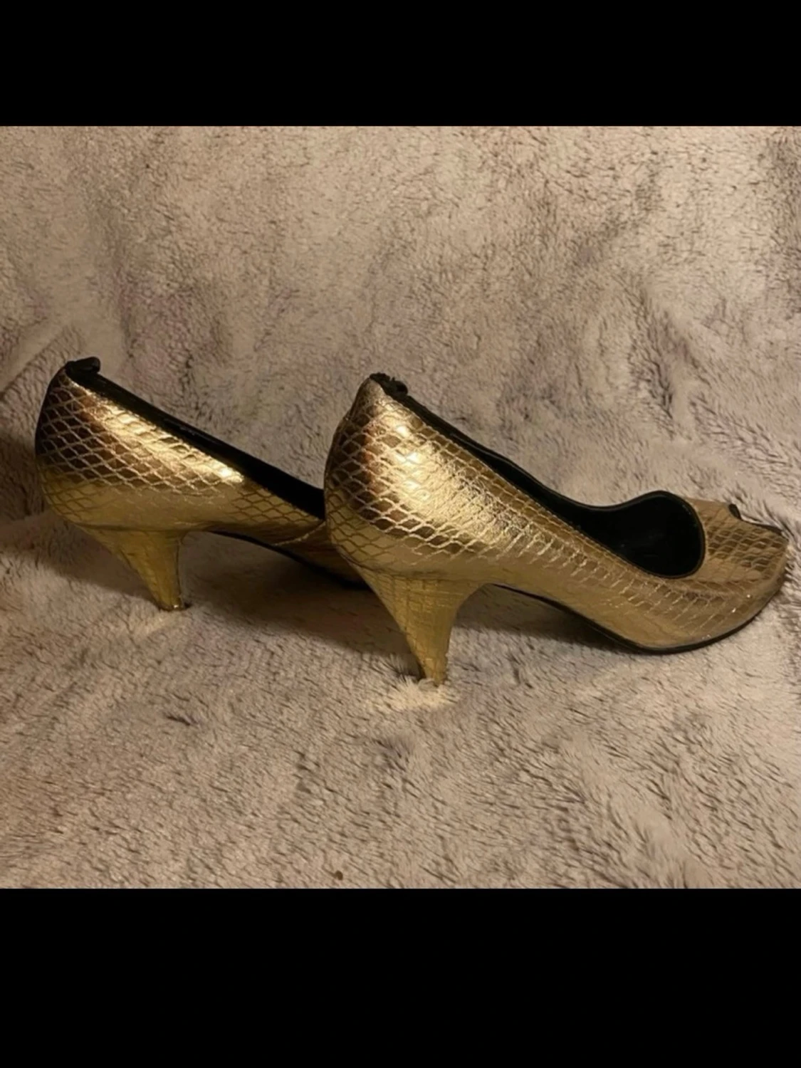 Guldiga peep toe-pumps med ormmönster  - 1