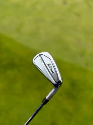 Titleist 7-järn golfklubba - Säljer en stilren Titleist 7-järn golfklubba i metall med blank silverfinish. Klubban har klassisk form och tydlig märkning på klubbhuvudet. Perfekt för dig som vill ha kontroll och precision på golfbanan. Den är även änvänd i en vecka lite mindre.