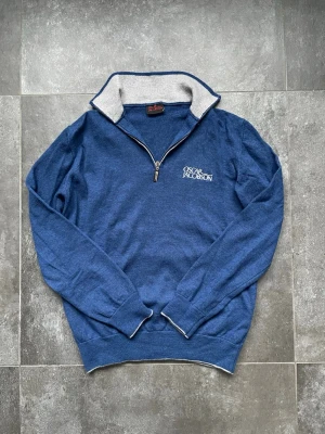 Oscar Jacobsson halfzip  - Tjena, säljer nu denna riktigt snygga och populära Oscar Jacobson halfzippen, den är i bra skick men har krymt lite, hör av er vid frågor och funderingar🙌🤝 