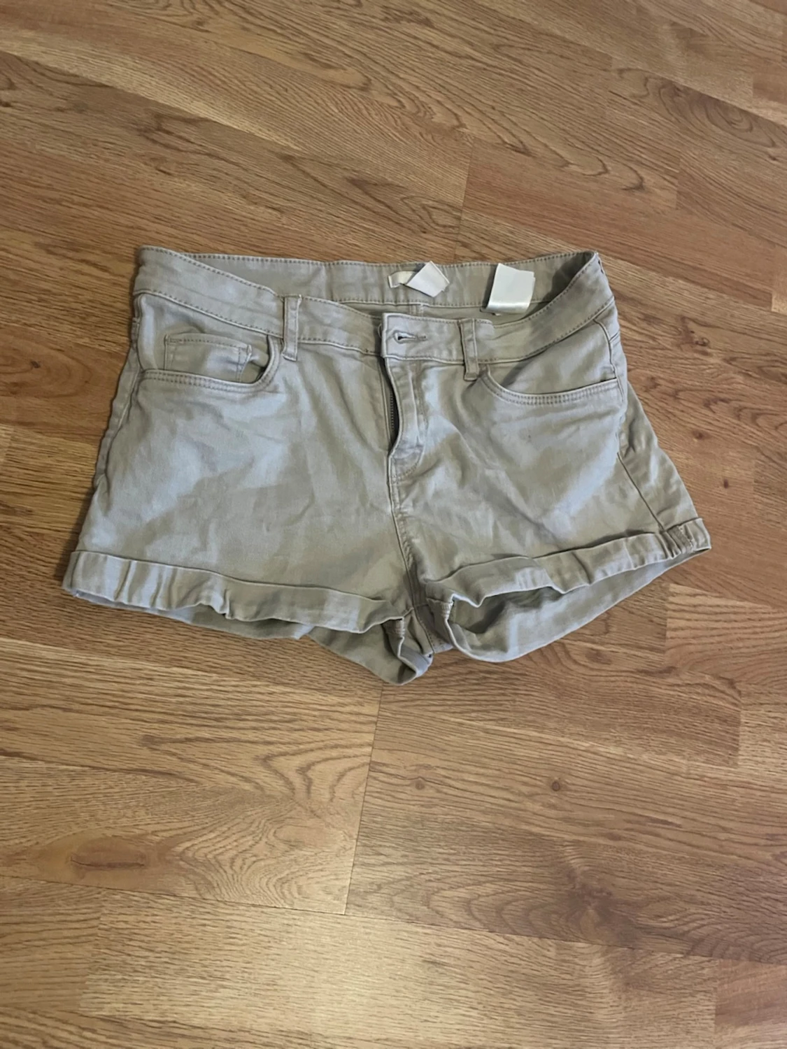 Beige shorts med fickor - 2