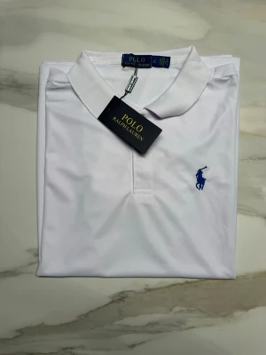 Ralph Lauren Pike - Vit pike från Ralph Lauren i storlek Xl vilket motsvarar 176-182cm. Kom privat med prisförslag!🤗