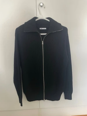 Zip tröja - Zip tröja från Zara i strl M. Använd fåtalet gånger