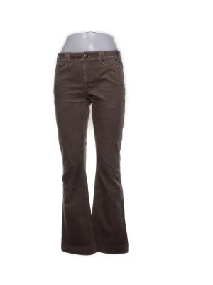 Bruna lågmidjade bootcut manchesterbyxor - Snygga bruna manchesterbyxor med bootcut passform. Köpta på sellpy men var tyvärr för små för mig. Midjemått: 39 cm. Innerbenslängd: 75,5 cm. 
