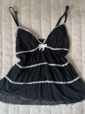 Y2K linne - En jätte söt vintage Y2k linne i spets och mesh med super söta detaljer ✨