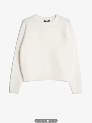 Vit stickad tröja från Bikbok  - Vit stickad tröja från Bikbok som aldrig används i stl S, lite smink runt halsen på andra bilden men lätt går bort i tvätten!!