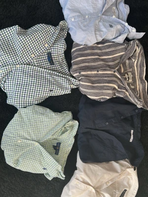 Rutig skjorta från Ralph Lauren - Alla passar ca XS/S Klassisk skjorta från Ralph Lauren i vitt, grönt och blått rutmönster. Skjortan har button-down krage, broderad logga på bröstet och knappar framtill. Perfekt för en avslappnad men ändå stilren look.