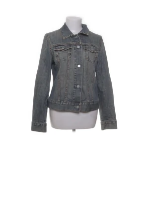 Jeansjacka - Snygg blå jeansjacka i klassisk modell utan defekter!  Tillverkad i slitstarkt denimtyg. Säljer då den inte används. Jättebra skick och passar även S. 
