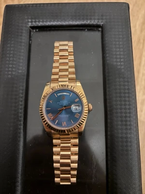 Klocka roseguld - inte billig skräp som andra säljer, glider (inte quartz) 36mm kommer med extra länkar och låda/papper om det önskas (rep)
