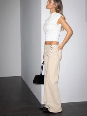 Beige jeans Gina  - Säljer dessa snygga slutsålda jeans från Gina i stl 34, knappt använda! 🙌🏼