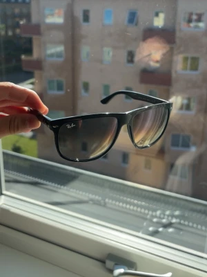 Svarta Ray-Ban Boyfriend - Ett par schysstare Rayban Boyfriends som passar perfekt till sommaren 