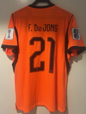 Holland tröja F. de JONG vm 2026 spelar version - En Holland tröja med F. De JONG Vm 2026 spelar version storlek L helt ny 