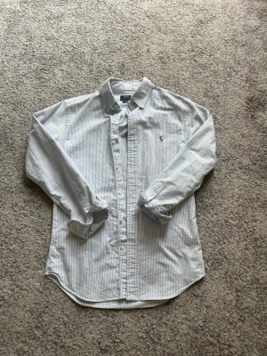 Ralph lauren skjorta  - Ralph lauren skjorta i mycket bra skick, lite dåliga bilder och inte strykt. Pris kan diskuteras!