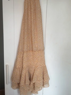 Zara klänning  - Supersöt beige klänning med små blommor och volangdetaljer. Halterneck-modell med öppen rygg. Använd 1 gång på semester🥰