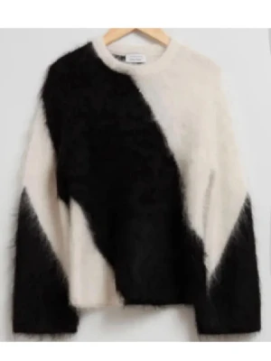 Svartvit fluffig mohairtröja - Säljer denna fina &Other Stories mohairtröjan jag ej fått användning av på senaste. Perfekt för dig som gillar en unik och trendig look!