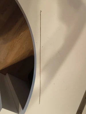 Tunt äkta silver kedjehalsband köpte för 1000 - Säljer ett smalt och stilrent halsband i silverfärg med enkel kedja. Perfekt för dig som gillar minimalistiska accessoarer och vill ha något diskret men snyggt runt halsen. Inga synliga hängen eller detaljer, bara en klassisk kedja köpte för 1000