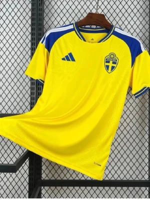 Svensk landslagströja VM 2026 - Säljer en officiell svensk landslagströja från Adidas i gult med blå och vita detaljer. Tröjan har korta ärmar, rund hals och Sveriges landslagsemblem på bröstet. Tillverkad i lätt och ventilerande funktionsmaterial, perfekt för fotboll eller träning.
