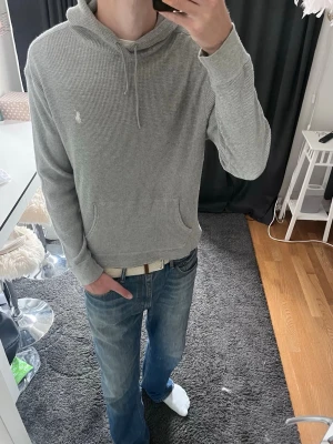 Stickad hoodie från Ralph Lauren - Riktigt snygg stickad hoodie från Ralph Lauren | Mycket bra skick✅| Står storlek L men sitter mer som S/M |.                             Mått:                                                             Längd från kragen och ner: ca 57 cm  Axelbredd: ca 50 cm.       