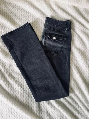 Off-black lowwaisted jeans!! - Off-black lowwaisted Gina Young jeans med bootcut. Supersnygga och stretchiga🤩🤩 Är i storlek 170 men passar som S. Använda några gånger men i jättebra skick!! Skriv Järna vid frågor och pris kan diskuteras🤗🤗