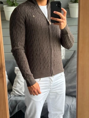 Morris Fullzip - Säljer denna sköna kabelstickade tröja med helvägsdragkedja framtill och hög krage från Morris i storlek M. Passar dig mellan 175-185cm. Inga defekter alls! Perfekt till sommaren då den är väldigt tunn och luftig. Bara att skriva vid funderingar!🌟