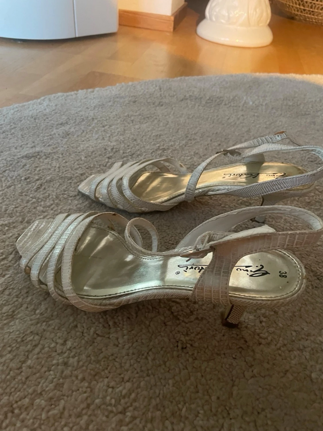 Silvriga sandaletter med remmar - 1