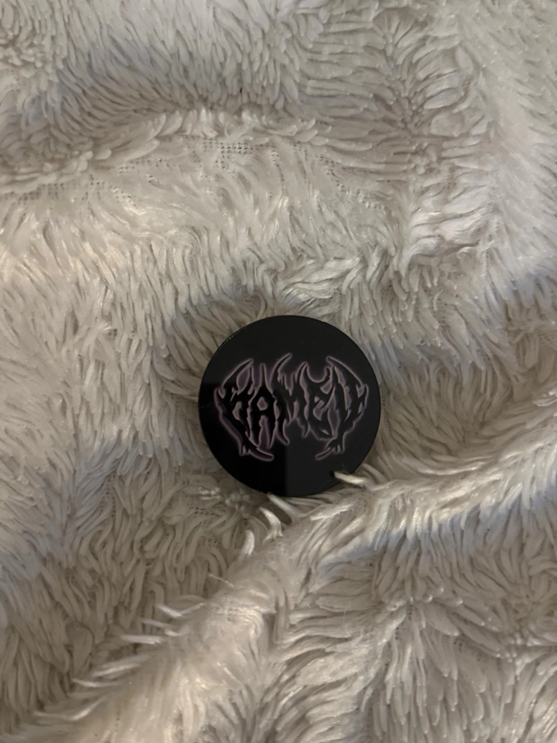 Svart popsocket med lila text - 1