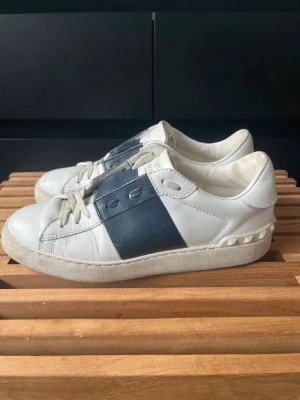 Valentino open skor  - Tjena, säljer nu dessa riktigt snygga och populära valentino opensen, de är i mycket bra skick med några små skråmor, storlek Eu 38, endast skorna ingår, mörkblå stripe, hör av er vid frågor och funderingar🙌🤝 
