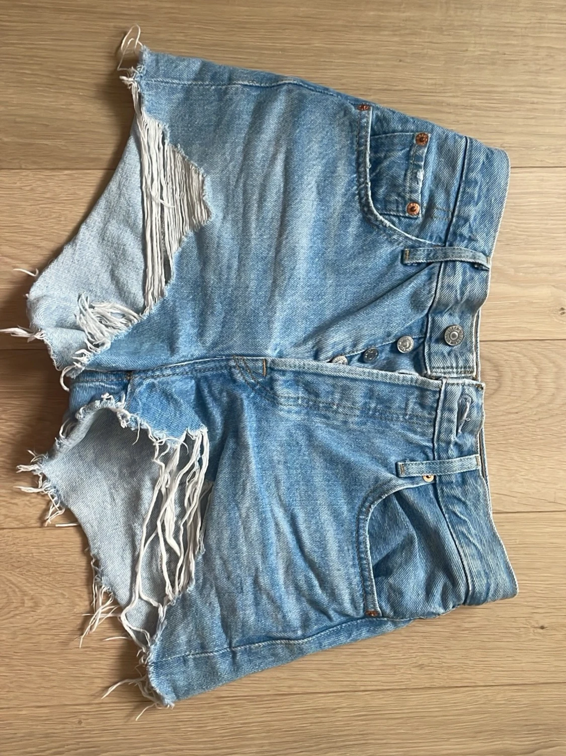 Ljusblå Levishorts med fransig kant - 2