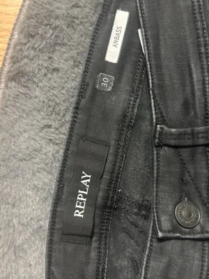 Svarta Replay jeans Abass herr - Säljer ett par svarta Replay jeans, modell Abass. Jeansen har smal passform och klassisk femficksdesign. Materialet är mjukt och stretchigt för extra komfort. Perfekta för dig som gillar stilrena och moderna jeans.