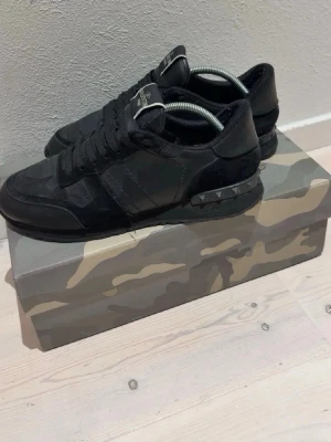 Svarta sneakers från Valentino - Sköna valentino skor, lite slitna men enkel att fixa bara köpa skofärg och dom är helt nya. Pris kan diskuteras 