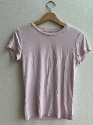 Rosa tshirt från Gina Tricot  - Ljusrosa tshirt från Gina tricot. Tröjan har en liten sminkfläck vid kragen som knappt syns. 