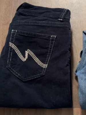 Svarta/blåa jeans från Nelly - Jeans i bomull från Nelly i storlek 40. Ny pris 699