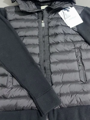 Svart Moncler cardigan  - Helt ny svart Moncler cardigan helt oanvänd kommer med prislapp och man kan skanna qr koden för att komma in i moncler hemsidan den har även en tagg i moncler märket som tar in dig i moncler hemsidan.
