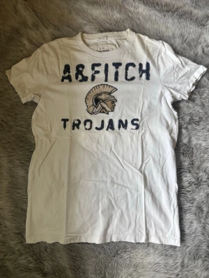 Abercombrie&Fitch T-shirt - Säljer denna eftertraktade Abercombrie&Fitch T-shirt | Mycket bra skick | Storlek S | Bara att höra av sig vid frågor och funderingar ✅🙌