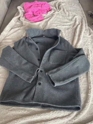 Overshirt - Säljer en skit snygg overshirt från hm. Skick 9/10 storlek S. Ny pris 550kr