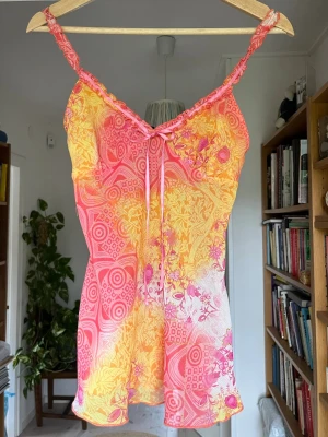 Världens snyggaste babydoll top från Tally Weijl 💐 - Så himla snygg äkta y2k babydoll topp från Tally Weijl! Så fina glitter detaljer och rosetter och de finaste somrigaste färgerna!! Jag har sytt dit extra axelband som matchar färgerna och knappt märks, kolla sista bilden, axelbandet går fortfarande att justera i längd 💕