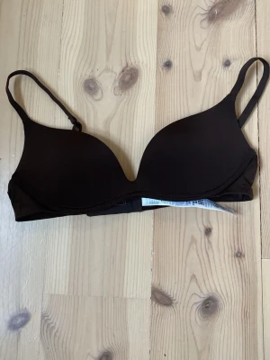 Mörkbrun push bh med smala band - Säljer en mörkbrun push up bh från intimissmi och den är i storlek 70b💕använd ca 4 gånger. Priset kan diskuteras 🥰