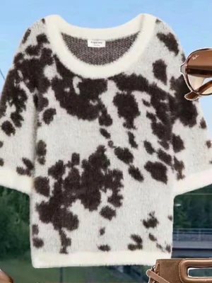 Stickad topp med ko-mönster från Kappahl - Säljer en fluffig stickad topp från Kappahl med korta ärmar och rund hals. Toppen är vit med brunt ko-mönster och har en croppad passform. Perfekt för dig som gillar trendiga och unika plagg med mjuk känsla. Det är en 158/164 men sitter som xs