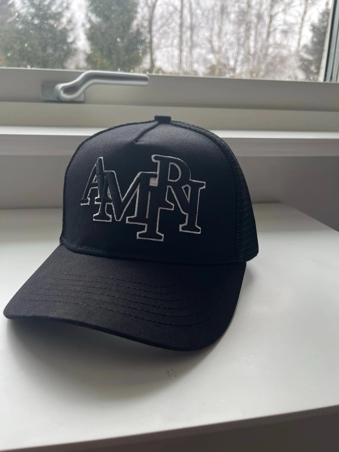 Svart truckerkeps från Amiri