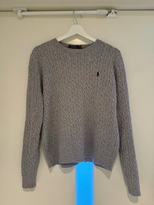 Polo Ralph lauren sweatshirt  - Säljer nu en helt ny Polo Ralph lauren sweatshirt. Det blev lite dåliga bilder. Hör gärna av er vid fler bilder eller information!😁