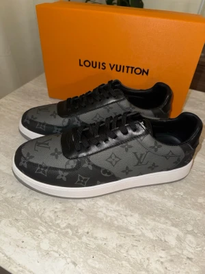 LV Herrskor - Helt nya LV Herrsneakers i storlek 44, skickas med kartong och dustbag, alt hämtas i Järfälla. 