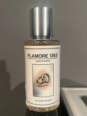 FLAMORE 139.0 från One Bold Chemist - FLAMORE 139.0 extrait de parfum från one bold chemist. Har sprayats bara ungefär 10-15 gånger. Inspirerad av Stronger With You Intensely. Original pris: 349kr