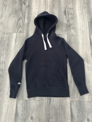 Mörkblå hoodie från Russemerch  - Snygg mörkblå hoodie från Russemerch. Sitter bra på mig som är runt 180cm. Nytt skick, hör av er vid frågor🙌