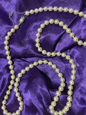 Klassiskt pärlhalsband 1900 tal - Säljer ett elegant halsband från 1900 talet med vita, runda pärlor och äkta silver lås (stämpel 830). Halsbandet har en tidlös design och pärlorna är jämnt stora och blanka. Perfekt accessoar för att lyfta vilken outfit som helst. 