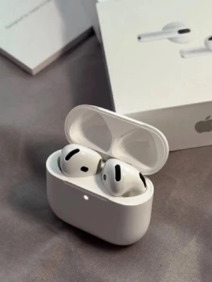 AirPods 4 med aktiv brusreducering - Hej! Säljer nu dessa airpods 4 med aktiv brusreducering då de inte används något mer. Inköpta för ca 2400 (kvitto finns), men har inte blivit använda särskilt mycket. Priset kan diskuteras och om det finns någora frågor är det bara att skriva!/Erik