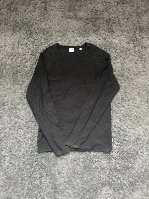 Mörkgrå långärmad tröja Jack & Jones - En stilren mörkgrå långärmad tröja från Jack & Jones i storlek S och säljs för 120kr!