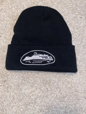 Corteiz mössa - Säljer en svart Corteiz mössa. Enkel och stilren som passar till allt. Skicket är helt nytt!