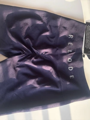 Relode träningsshorts, prime scrunch 4,5” - Orginalpris 579kr. Alldrig använda då de inte passar mig. Prislapp kvar. Välligt mjuka och sköna i strretichigt matrial så om du är mellan två storlekar ta den mindre. De är den kortare modellen. I färgen deep blue. Med en schrunch.