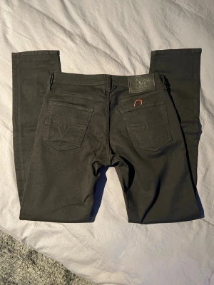 Diesel straight jeans - Säljer ett par svarta straight jeans från Diesel med klassisk femficksdesign och läderpatch bak i midjan. Jeansen har rak passform och är tillverkade i stretchigt bomullsmaterial för extra komfort. Perfekta till en clean och stilren look. Skriv för mått!!