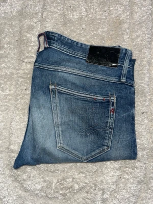 Replay jeans - Snygga blåa Replay Ronas Jeans men fade. Midja 40cm, längd 97cm. Obs jeansen är uppsydda så L storleken blir förändrad, jag skulle bedöma till L30, men utgå efter mått. Baktill så fattas en ögla - se bild. JAG SKICKAR EJ FLER BILDER NÄR JAG BÄR JEANSEN! för bättre inblick i passformen rekommenderar jag att googla på modellnamnet. För storleksguide kolla måtten noggrant då jeansen alltid kan vara uppsydda heller krympta och jag ej tar emot returer :) 1,61
