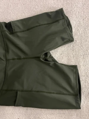 Gröna träningsshorts från Ronhill - Mörkgröna tränings shorts från staidium/ronhill med fickor super sköna på.